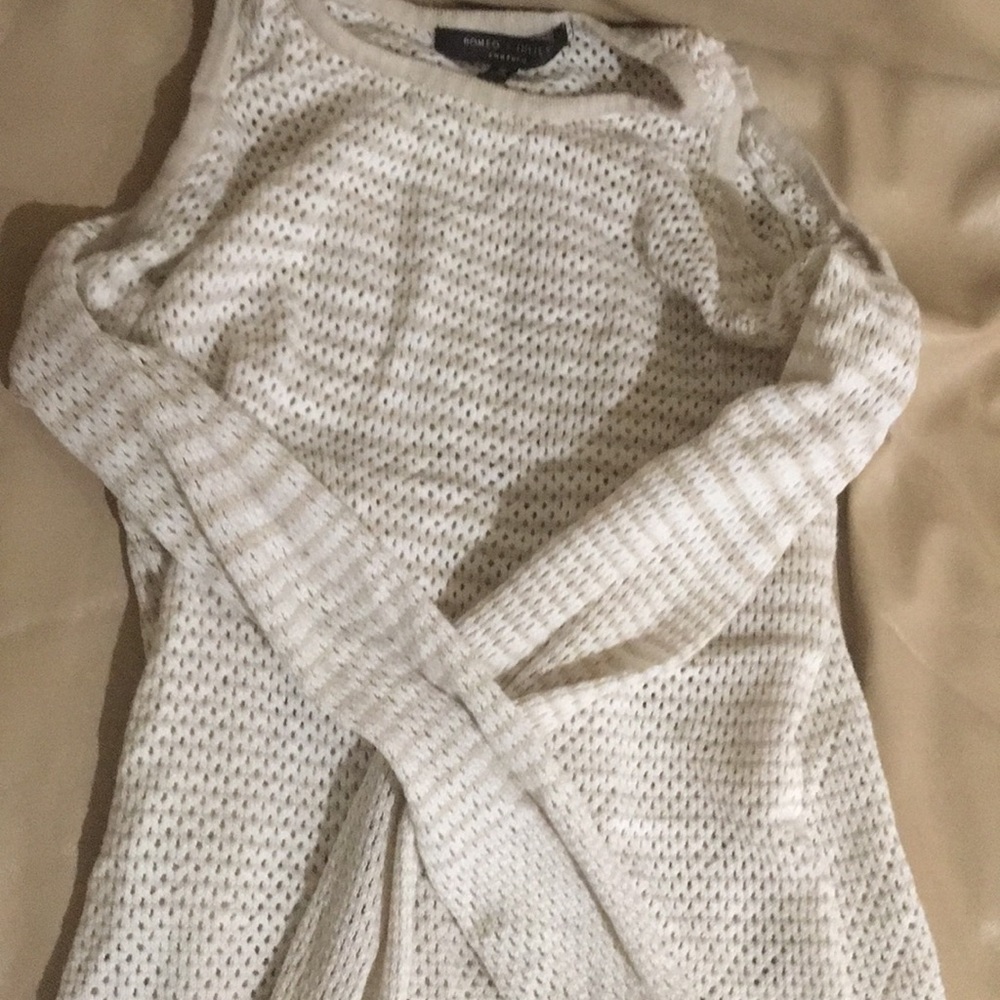 Off shoulder long sleeve shirt